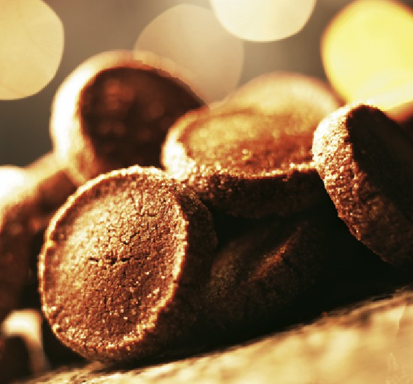 Les divers biscuits chocolatés sont disponibles en vrac au magasin  5,80 EUR/ 100g<br />
Un assortiment divers biscuits dans une boite cylindrique métallique blanc à 8,50 EUR/ 160g<br />
<br />
<br />
<br />
 <br />
<br />
<br />
<br />
Financier au chocolat :<br />
Biscuit à la poudre damandes enrobé de chocolat noir 65%<br />
<br />
<br />
<br />
Rocher aux noisettes et fèves de cacao :<br />
Rocher aux noisettes et fèves de cacao sur une chocolat noir 65%<br />
<br />
<br />
<br />
Sablé aux noix de Grenoble et chocolat blanc :<br />
Biscuit sablé au beurre et cerneaux de noix et fins traits de chocolat blanc<br />
<br />
<br />
<br />
Spéculoos au chocolat au lait:<br />
Biscuit spéculoos, enrobé de chocolat au lait 55%<br />
<br />
<br />
<br />
Sablé au beurre et fèves de cacao Criollo du Pérou:<br />
Biscuit au beurre et fèves concassés avec une touche de chocolat noir 65%<br />
<br />
<br />
<br />
Baci di Dama au praliné de noisettes :<br />
Biscuit aux noisettes du Piémont, crème pralinée aux noisettes<br />
<br />
<br />
<br />
Sablé au chocolat noir 65%:<br />
Sablé au cacao enrobé de chocolat noir 65%  <br />
<br />
<br />
<br />
Petit sablé au chocolat noir :<br />
Biscuit sablé au cacao couvert à moitié de chocolat noir 65%<br />
<br />
<br />
<br />
Florentin aux fruits rouges :<br />
Tuile d'amandes effilées et caramélisées aux oranges et fruits rouges sur chocolat noir 65%